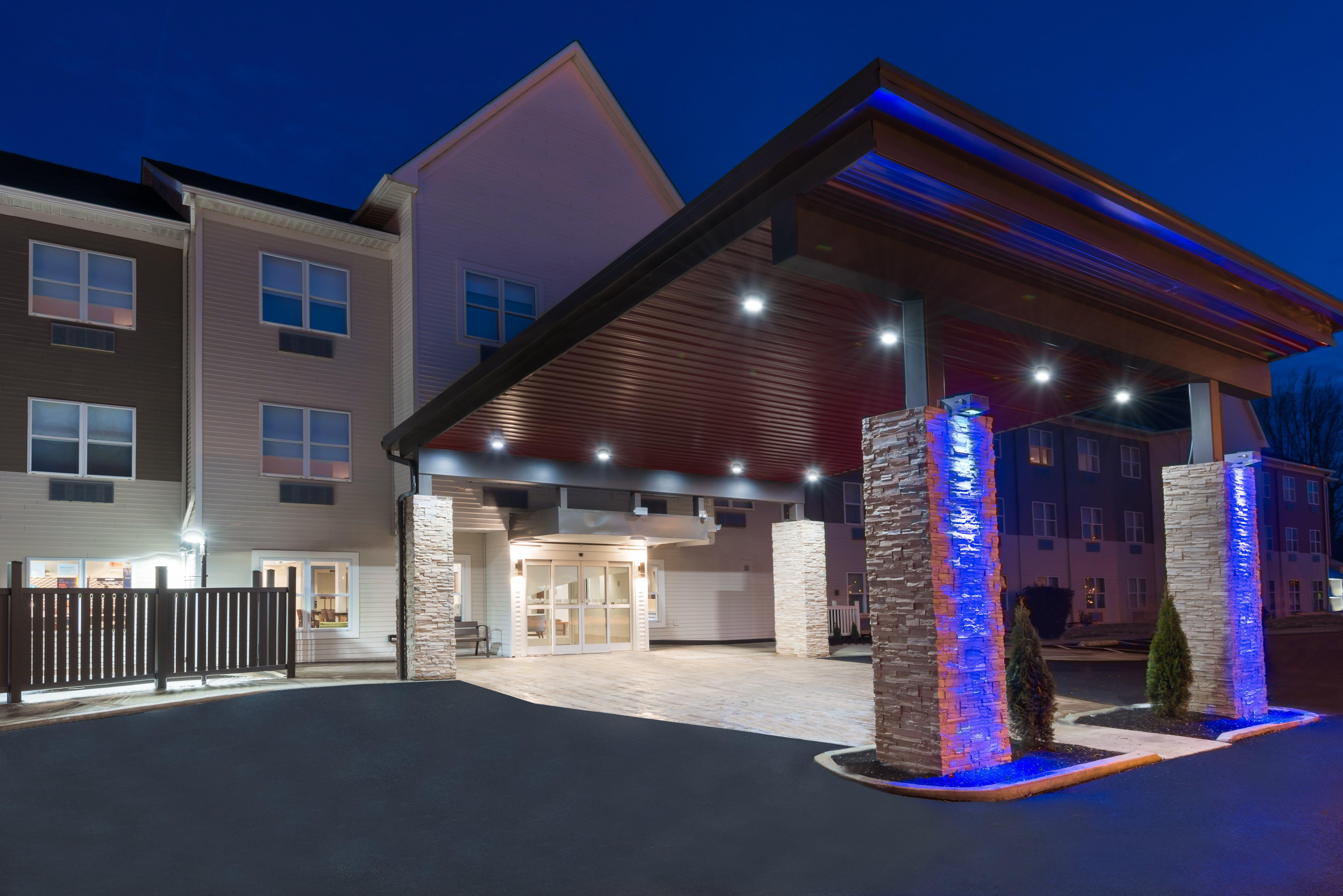 Holiday Inn Express & Suites - Columbus Airport East, An Ihg Hotel Exterior photo
